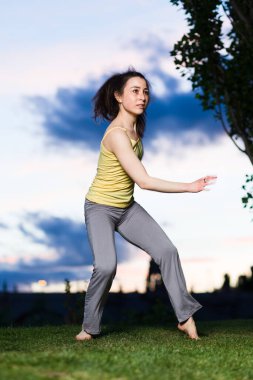 Neşeli ritimle balerin hareketi balerin hareketi. İspanyol kadın dışarıda sağlıklı bir hayat sürüyor. 