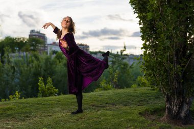 İspanyol bir balerin güzel bir dansçı mutlu ve neşeli hareketlerle ritmi sever.