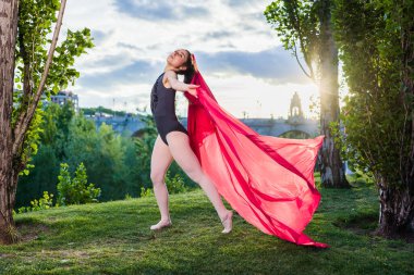 Neşeli ritimle balerin hareketi balerin hareketi. İspanyol kadın dışarıda sağlıklı bir hayat sürüyor. 