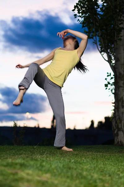 Neşeli ritimle balerin hareketi balerin hareketi. İspanyol kadın dışarıda sağlıklı bir hayat sürüyor. 