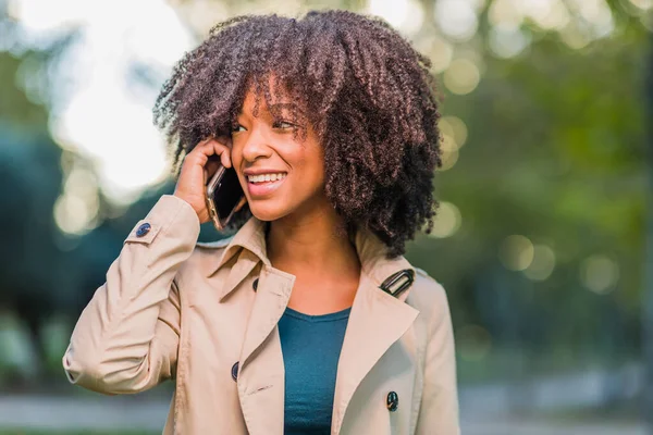 Mobil Teknoloji. Kıvırcık saçlı Latin Dominik Cumhuriyeti kadını