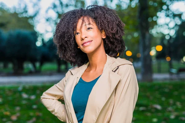 Dominik Cumhuriyeti 'nden genç bir kız öğrencinin vesikalığı. Kış yaşam tarzı afro saç Latin portresi