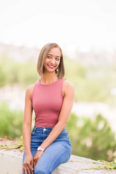 Millennial indiana mista mulher com penteado na moda. — Fotografia de Stock