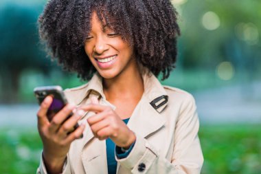 Mobil Teknoloji. Kıvırcık saçlı Latin Dominik Cumhuriyeti kadını