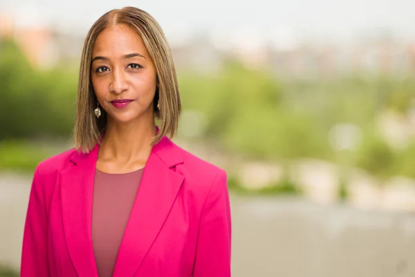 Empresária sul-africana CEO Headshot em fundo embaçado. Mulher empresária milenar — Fotografia de Stock