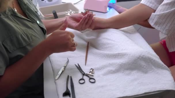 Maniküre Fingernageltrockner im Schönheitssalon Behandlung. Kosmetikerin latein professionellen Lebensstil — Stockvideo