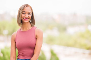 Milenyum Hindistanlı karışık ırk kadınlarının şık saç stilleri. 