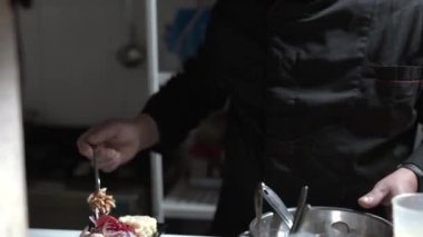 Perulu Latinlerin kıdemli şefi ceviche pişiriyor. Bistro mutfağında yemek tarifi hazırlığı. Yavaş çekim 4k