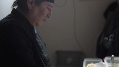 Perulu Latinlerin kıdemli şefi ceviche pişiriyor. Bistro mutfağında yemek tarifi hazırlığı. Yavaş çekim 4k