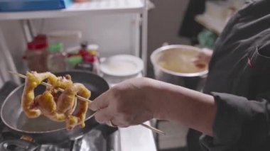 Peru Latin kıdemli şefi profesyonel küçük işletme mutfağında Picarones pişiriyor. Yavaş çekim 4k