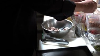 Perulu Latinlerin kıdemli şefi ceviche pişiriyor. Bistro mutfağında yemek tarifi hazırlığı. Yavaş çekim 4k