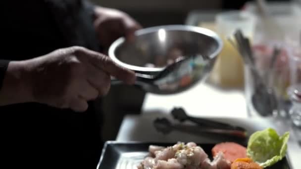 페루의 라틴스 주방장 이 요리를 하고 있다. 식당에서 요리를 하고 있다. 느린 동작 4k — 비디오