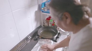 Peru restoranının kirli mutfağını temizliyorum. Yavaş çekim profesyonel temizleyici