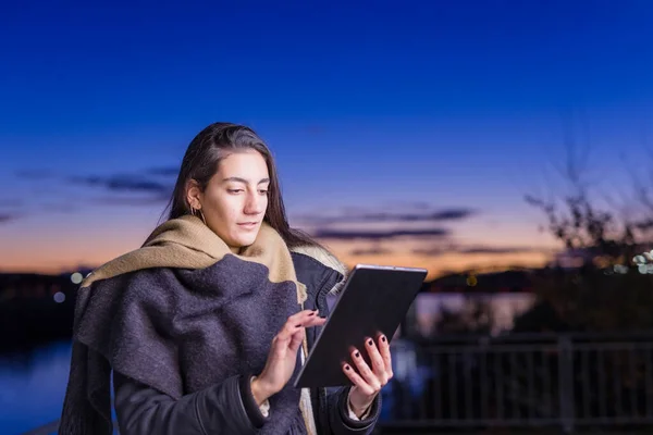 Hiszpańska młoda kobieta korzysta z cyfrowej technologii tabletów podczas zachodu słońca w pobliżu rzeki Tajo Toledo — Zdjęcie stockowe