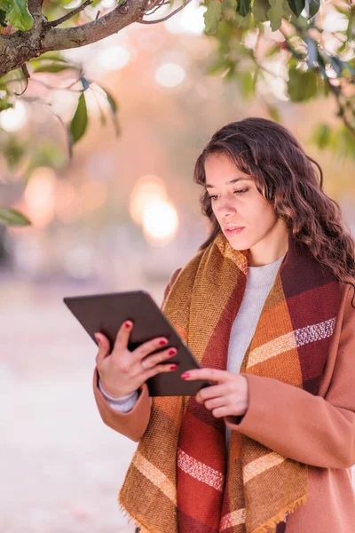 Spanische Unternehmerin selbstbewusst mit Tablet-Touchscreen in Toledo. Herbstfarben — Stockfoto