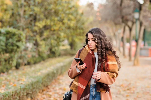 Spanische Geschäftsfrau kommuniziert mit Smartphone in Kastilien-La-Mancha, Toledo. Herbstfarben — Stockfoto