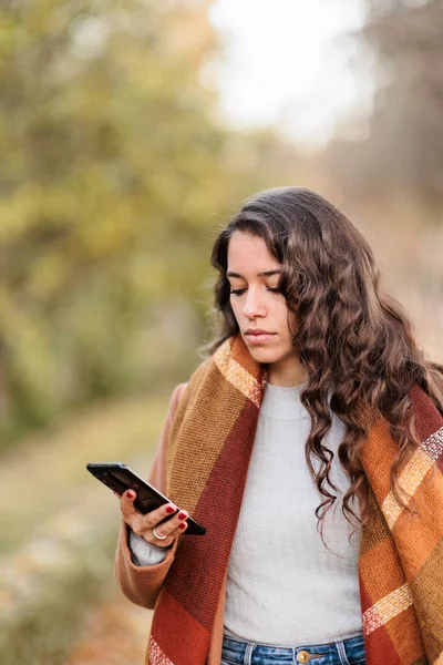 Spanish business woman communicating with smartphone in Castilla la mancha, Toledo. Fall colors — Stock Photo, Image