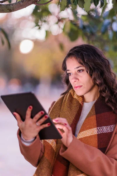 Spanische Unternehmerin selbstbewusst mit Tablet-Touchscreen in Toledo. Herbstfarben — Stockfoto