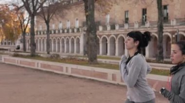 Latin ve İspanyol Dostlar kış boyunca Aranjuez, Madrid 'de koşu yapıyorlar. Yavaş çekim çalıştırma alıştırması 4k