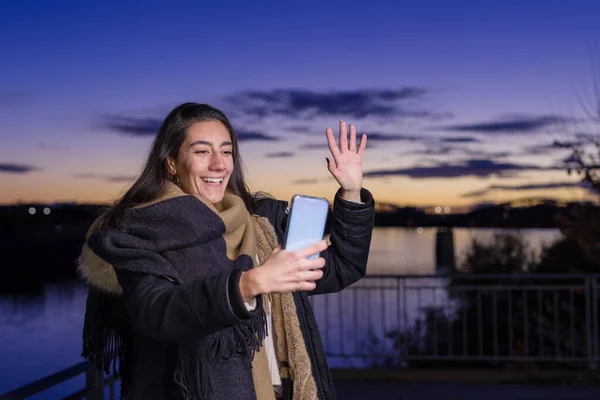 Hiszpańska młoda kobieta robi selfie i konferencję ze smartfonem w pobliżu rzeki Tajo Toledo — Zdjęcie stockowe