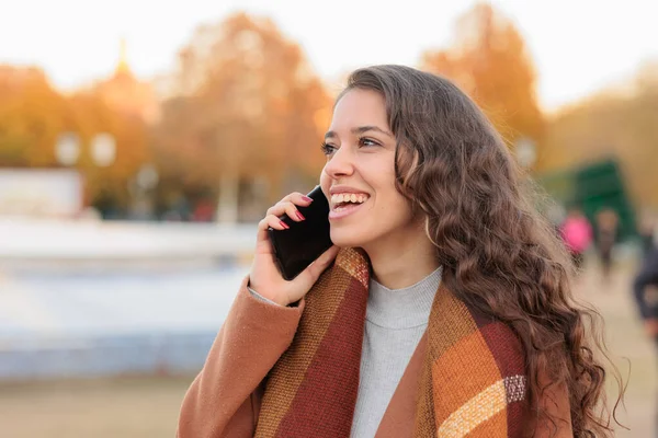 Hiszpańska kobieta biznesu komunikująca się ze smartfonem w Castilla la mancha, Toledo. Kolory jesieni — Zdjęcie stockowe