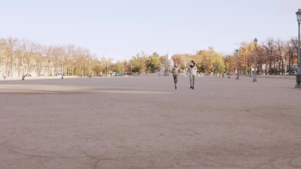 Lateinische und spanische Freunde joggen im Winter in Aranjuez, Madrid. Zeitlupenlauf Übung 4k — Stockvideo