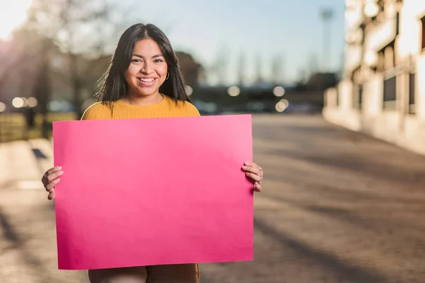 8 Mart 'ta kadınlar için feminist hareket. Ekvador Latin Kadın İspanyol bayrağı yo si te creo