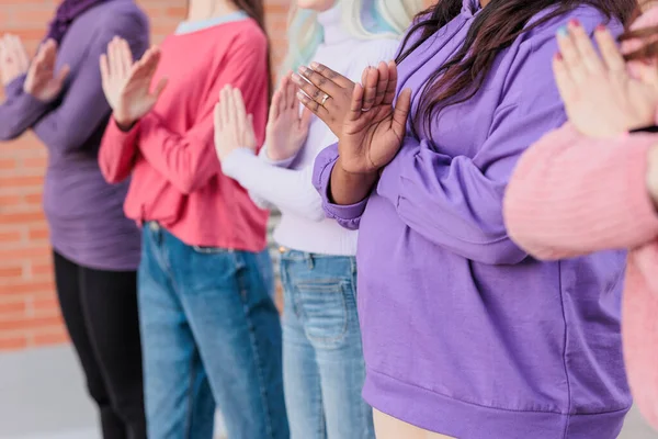 Feministinnen brechen diese Vorurteile. Protest gegen Frauenvielfalt und Transgender-Inklusion am 8. März — Stockfoto