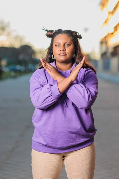 Quebrar o símbolo de viés do dia internacional das mulheres. orgulho multicultural e diversidade — Fotografia de Stock