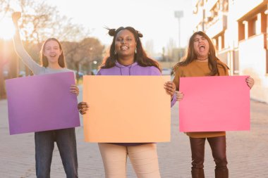 Latin, Kübalı ve transseksüel kadınlar feminist hareketin arka planında yer alıyorlar. Eşitlik çok kültürlü
