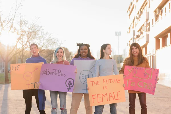 Multikulturelle und Vielfalt Gruppe Stolz für Gleichberechtigung Demonstration Frauen internationaler Tag — Stockfoto