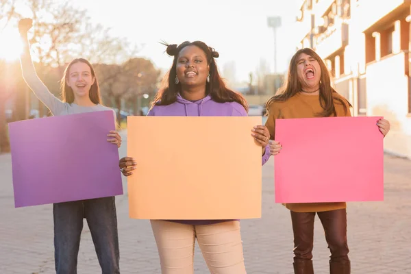 Latin, Kübalı ve transseksüel kadınlar feminist hareketin arka planında yer alıyorlar. Eşitlik çok kültürlü