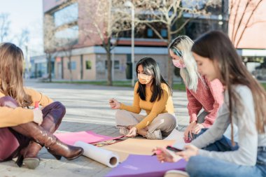 Feminist hareket için hazırlanan çok kültürlü grup 8 metre uluslararası kadınlar.