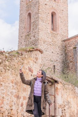 Buitrago de Lozoya 'daki yerel turizmden Latin Honduras video görüşmesi ve selfie fotoğrafçılığı. 