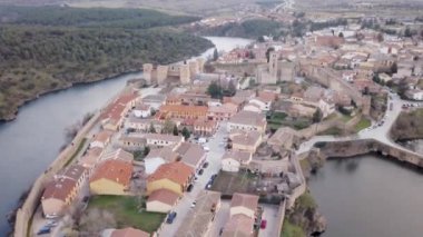 Madrid yakınlarındaki tarihi İspanyol şehirlerinden Buitrago de Lozoya hava aracı görüntüsü. Yerel turizm