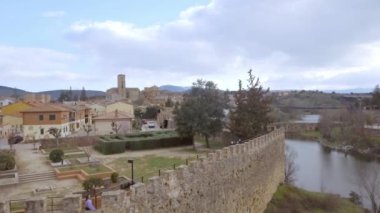 İspanya 'da Buitrago de Lozoya adlı yerel turizmin hava manzarası. Latin Honduraslı kadın gezgin