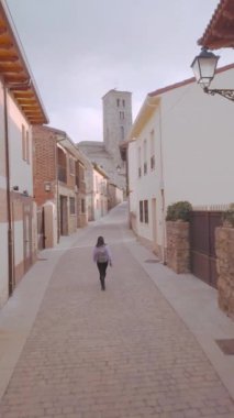 İspanya 'da Buitrago de Lozoya' da Madrid yakınlarında yerel turizm. Anten. Honduraslı Latin kadın gezgin..