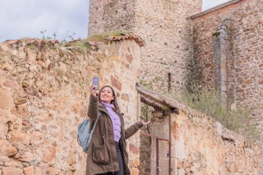 Buitrago de Lozoya 'daki yerel turizmden Latin Honduras video görüşmesi ve selfie fotoğrafçılığı. 