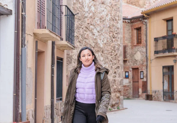 Madrid 'deki Buitrago de Lozoya yerel turizmi. Genç Latin Honduraslı kadın tatile çıkıyor.