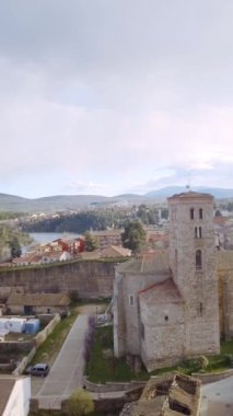 Madrid yakınlarındaki tarihi İspanyol şehirlerinden Buitrago de Lozoya hava aracı görüntüsü. dikey video