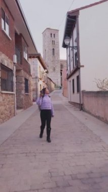 İspanya 'da Buitrago de Lozoya' da Madrid yakınlarında yerel turizm. Anten. Honduras Latincesi, video konferansı