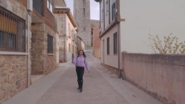 İspanya 'da Buitrago de Lozoya' da Madrid yakınlarında yerel turizm. Anten. Honduras Latincesi, video konferansı