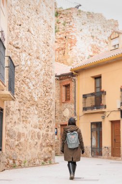 Madrid 'deki Buitrago de Lozoya yerel turizmi. Genç Latin Honduraslı kadın tatile çıkıyor.