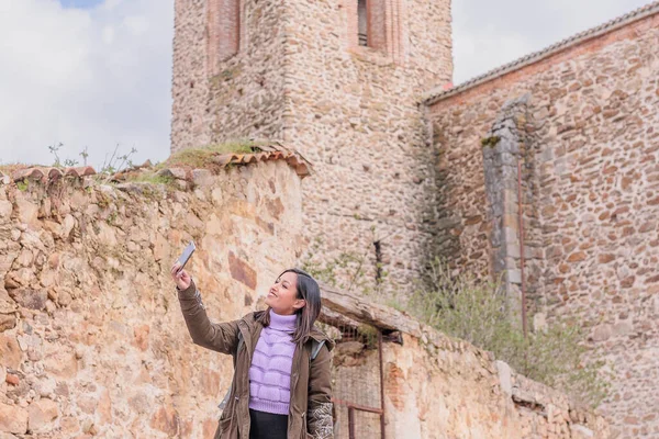 Latin Honduran video call and selfie photography from local tourism in Buitrago de Lozoya. — Stock Photo, Image