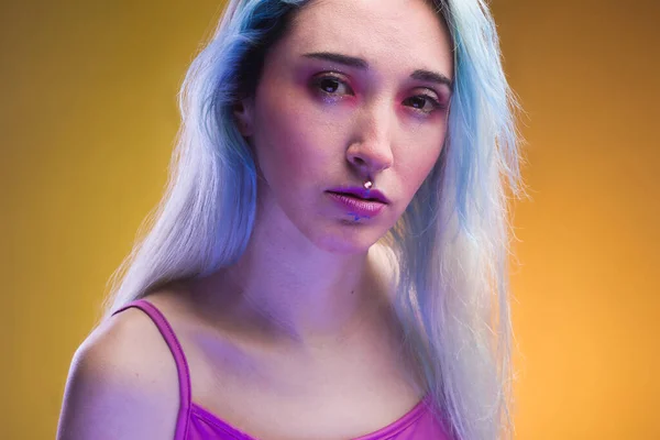 Jovem Fêmea Neon Moderno Colorido Elegante Copiar Espaço Moda — Fotografia de Stock
