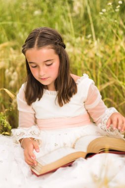 İlkbahar ve yaz aylarında İncil 'le çocuk kutlaması. Yaşam tarzı ruhani dua. Antika bir kitaptaki teoloji inancı üzerine. 