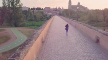 Salamanca İspanyol seyahat şehri insanlarla dolu bir yaşam tarzı. Yerel turizm manzarası Salamanca Katedrali