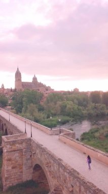 Salamanca İspanyol seyahat şehri insanlarla dolu bir yaşam tarzı. Yerel turizm manzarası Salamanca Katedrali