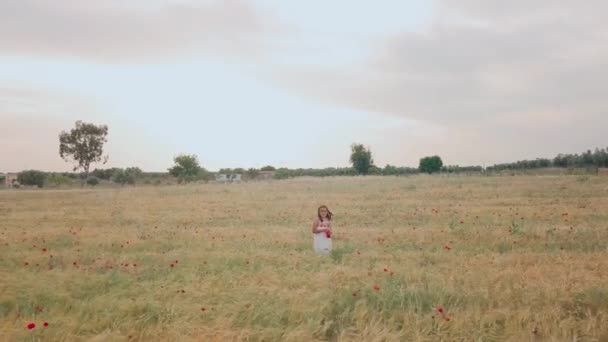 Модний Жіночий Дитячий Ізольований Рух Літнє Дитинство Природі Розважається Бульбашками — стокове відео
