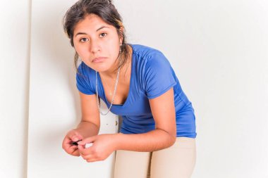 Hispanik gerçek insanlar yeni bir daire kuruyorlar mobilyaları taşıyorlar ve montaj ve dekorasyon onarımı yapıyorlar. 